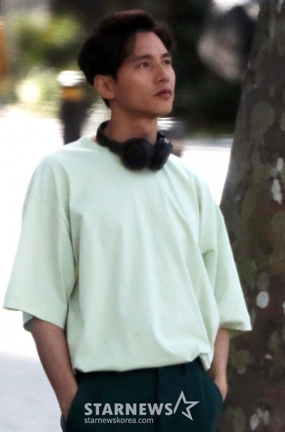 배우 원빈(元斌｜ Won Bin)이 13일 오후 서울의 한 거리에서 광고 촬영을 위해 대기하고 있다.