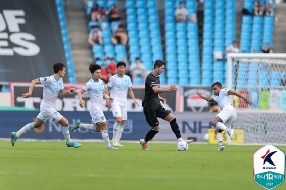 성남FC 시절 김지수(가운데 검은색 유니폼). /사진=한국프로축구연맹 제공