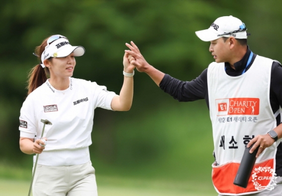 배소현(왼쪽)이 25일 KLPGA 투어 제12회 E1 채리티 오픈(총상금 9억원) 2라운드에서 버디를 잡아내고 캐디와 하이파이브를 하고 있다. /사진=KLPGT 제공