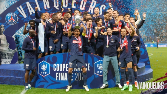 PSG 선수들이 쿠프 드 프랑스 우승 세리머니에서 기뻐하고 있다. /사진=PSG 공식 SNS