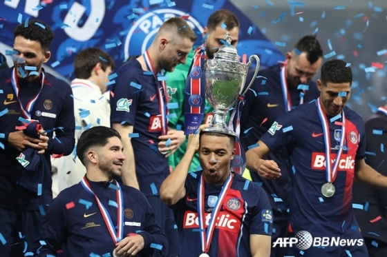 킬리안 음바페(가운데)가 26일(한국시간) 프랑스 릴의 스타드 피에르-모루아에서 열린 PSG 대 올랭피크 리옹의 &#039;2023~24시즌 쿠프 드 프랑스&#039; 결승전에서 승리한 뒤 우승컵을 머리에 놓고 기뻐하고 있다. /AFPBBNews=뉴스1