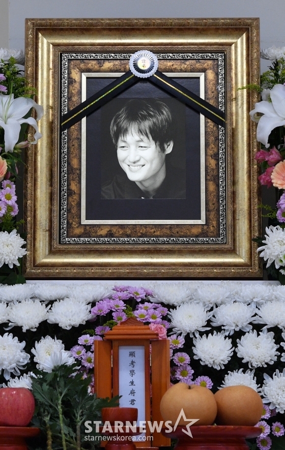 26일 오후 서울 중랑구 서울의료원 장례식장에 배우 이얼(58·이응덕)의 빈소가 마련돼 있다. 드라마 &#039;스토브리그&#039;, &#039;보이스4&#039; 등을 비롯해 스크린과 브라운관을 오가며 활약해온 배우 이얼은 식도암 투병 중 별세했다. /사진공동취재단
