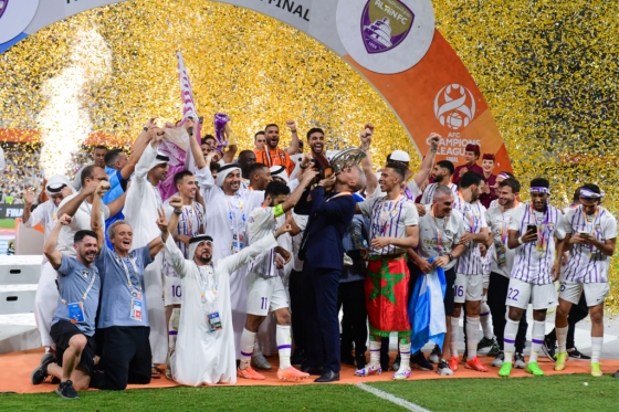 알 아인 선수들이 2023~2024시즌 아시아축구연맹(AFC) 챔피언스리그(ACL) 우승 세리머니에서 기쁨을 만끽하고 있다. /사진=알 아인 공식 SNS