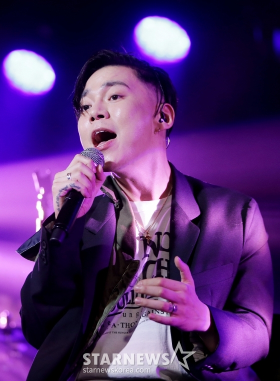 R&amp;B 보컬리스트 지소울이 7일 오후 서울 성동구 에스팩토리에서 열린 새 미니앨범 &#039;서클스(Circles)&#039; 쇼케이스에서 멋진 공연을 선보이고 있다.  &#039;서클스(Circles)&#039;에는 타이틀곡 &#039;캔트&#039;를 비롯해 &#039;테킬라(Tequila)&#039;, &#039;술버릇(bad habit)&#039;, &#039;사랑&#039;, &#039;원 모어 인터루드(One More interlude)&#039;, &#039;서클스&#039;, &#039;파운드 유(Found You-Prod by Deepshower /사진=김창현 기자 chmt@