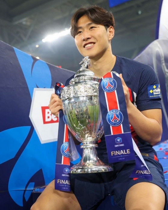 이강인이 26일(한국시간) 프랑스 릴의 스타드 피에르-모루아에서 열린 PSG 대 올랭피크 리옹의 &#039;2023~24시즌 쿠프 드 프랑스&#039; 결승전에서 승리한 뒤 우승컵을 들고 환하게 웃고 있다. /사진=PSG 공식 SNS