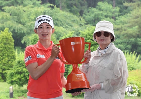 배소현(왼쪽)이 26일 2024 KLPGA 투어 제12회 E1 채리티 오픈에서 우승을 차지한 뒤 어머니와 기념 촬영을 하고 있다. /사진=KLPGT 제공