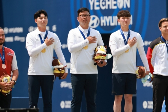 대한민국 남자 양궁 리커브 국가대표팀이 26일 경북 예천에서 열린 2024 현대 양궁 월드컵 2차 대회에서 단체전 우승을 차지하고 시상식에 임하고 있다. /사진=대한양궁협회 제공