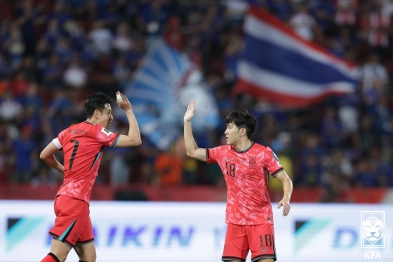 손흥민(왼쪽)과 이강인. /사진=대한축구협회 제공