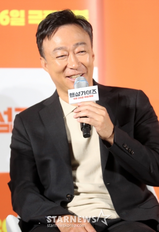 배우 이성민이 27일 오전 서울 광진구 롯데시네마 건대점에서 열린 영화 &#039;핸섬가이즈&#039; 제작발표회에 참석해 인사말을 하고 있다.   한 번 보면 절대 잊지 못할 첫인상을 가진 자칭 &#039;핸섬 가이즈&#039; 두 남자가 음산한 산장으로 이사를 오던 날, 마을과 산장에 얽힌 전설이 깨어나며 시작되는 예측불허 코미디영화로 오는 6월 26일 개봉 예정이다. 2024.05.27 /사진=임성균