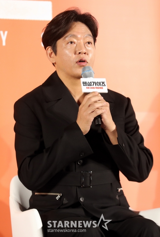 배우 박지환이 27일 오전 서울 광진구 롯데시네마 건대점에서 열린 영화 &#039;핸섬가이즈&#039; 제작발표회에 참석해 인사말을 하고 있다.   한 번 보면 절대 잊지 못할 첫인상을 가진 자칭 &#039;핸섬 가이즈&#039; 두 남자가 음산한 산장으로 이사를 오던 날, 마을과 산장에 얽힌 전설이 깨어나며 시작되는 예측불허 코미디영화로 오는 6월 26일 개봉 예정이다. 2024.05.27 /사진=임성균