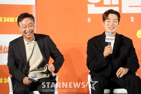 배우 이성민, 이희준이 27일 오전 서울 광진구 롯데시네마 건대점에서 열린 영화 &#039;핸섬가이즈&#039; 제작발표회에 참석해 인사말을 하고 있다.   한 번 보면 절대 잊지 못할 첫인상을 가진 자칭 &#039;핸섬 가이즈&#039; 두 남자가 음산한 산장으로 이사를 오던 날, 마을과 산장에 얽힌 전설이 깨어나며 시작되는 예측불허 코미디영화로 오는 6월 26일 개봉 예정이다. 2024.05.27 /사진=임성균