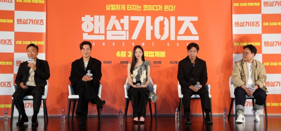 [서울=뉴시스] 김혜진 기자 = 배우 이성민(왼쪽 첫번째)이 27일 오전 서울 광진구 롯데시네마 건대입구에서 열린 영화 &#039;핸섬가이즈&#039;(감독 남동협) 제작보고회에서 인사말을 하고 있다.  &#039;핸섬가이즈&#039;는 한 번 보면 잊을 수 없는 외모를 가진 두 남자 재필(이성민)과 상구(이희준)가 전원 생활을 꿈꾸며 새집으로 이사온 날 지하실에 봉인된 비밀이 풀리며 벌어지는 이야기를 그린 코미디물로 오는 6월 26일 개봉된다. 2024.05.27. jini@newsis.com /사진=김혜진