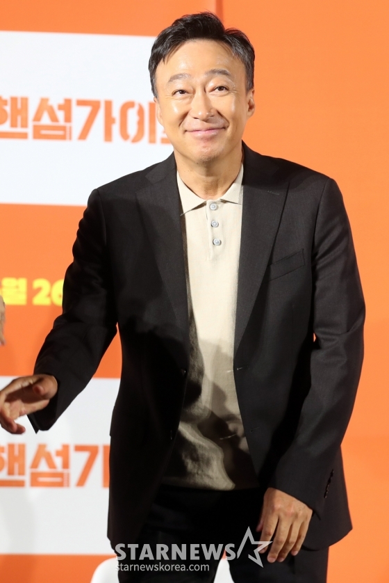 배우 이성민이 27일 오전 서울 광진구 롯데시네마 건대점에서 열린 영화 &#039;핸섬가이즈&#039; 제작발표회에 참석해 인사말을 하고 있다.   한 번 보면 절대 잊지 못할 첫인상을 가진 자칭 &#039;핸섬 가이즈&#039; 두 남자가 음산한 산장으로 이사를 오던 날, 마을과 산장에 얽힌 전설이 깨어나며 시작되는 예측불허 코미디영화로 오는 6월 26일 개봉 예정이다. 2024.05.27 /사진=임성균