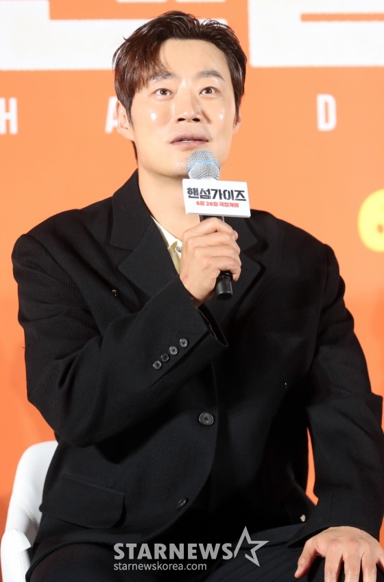 배우 이희준이 27일 오전 서울 광진구 롯데시네마 건대점에서 열린 영화 &#039;핸섬가이즈&#039; 제작발표회에 참석해 인사말을 하고 있다.   한 번 보면 절대 잊지 못할 첫인상을 가진 자칭 &#039;핸섬 가이즈&#039; 두 남자가 음산한 산장으로 이사를 오던 날, 마을과 산장에 얽힌 전설이 깨어나며 시작되는 예측불허 코미디영화로 오는 6월 26일 개봉 예정이다. 2024.05.27 /사진=임성균