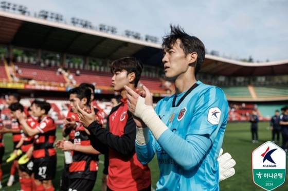 황인재(오른쪽). /사진=한국프로축구연맹 제공