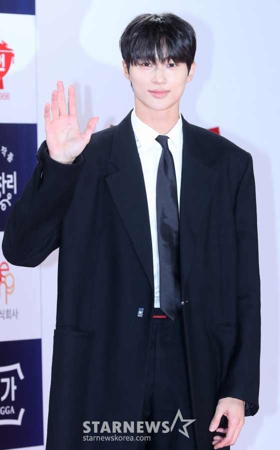 배우 변우석이 24일 오후 서울 영등포구 여의도동 KBS 신관홀에서 진행된 &#039;제44회 청룡영화상&#039; 레드카펫 행사에 참석해 포즈를 취하고 있다. 2023.11.24 /사진=김창현