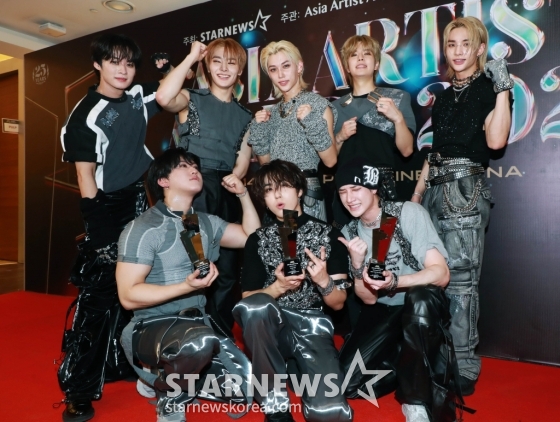 그룹 스트레이키즈가 14일 필리핀 아레나에서 열린 &#039;2023 아시아 아티스트 어워즈 인 필리핀&#039;(2023 Asia Artist Awards IN THE PHILIPPINES, 이하 &#039;2023 AAA&#039;)에서 AAA 페블러스, 베스트 스테이지상을 수상한 뒤 포즈를 취하고 있다.  &#039;2023 AAA&#039;는 스타뉴스가 주최하고 Asia Artist Awards 조직위원회, TONZ 엔터테인먼트, PULP Live World가 공동 주관한다. 그룹 아이브(IVE) 장원영, 가수 강다니엘, /사진=이동훈