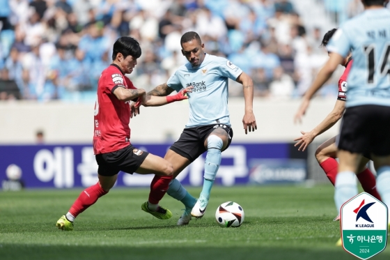 볼 경합하는 최준. /사진=한국프로축구연맹 제공