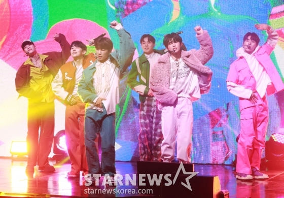 그룹 블리처스(BLITZERS)가 24일 오후 서울 서교동 신한 플레이 스퀘어 라이브홀에서 진행된 두 번째 싱글 앨범 &#039;마카레나&#039; 쇼케이스에서 신곡을 선보이고 있다.  &#039;마카레나&#039;는 Y2K 세기말 감성을 블리처스만의 스타일로 재해석한 앨범으로 동명의 타이틀곡 &#039;마카레나&#039;는 힙합과 하우스가 합쳐진 힙하우스 장르의 곡이다. /2023.04.24/ 이동훈 기자 