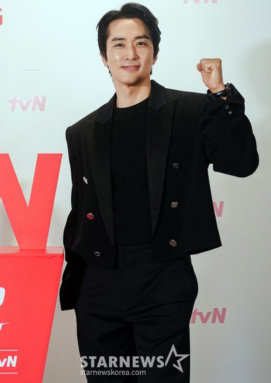 배우 송승헌이 28일 오후 온라인으로 진행된 tvN 드라마 '플레이이어2: 꾼들의 전쟁' 제작발표회에 참석해 포즈를 취하고 있다. 2024. 05.28   사기꾼, 해커, 파이터, 드라이버! 더 강력해진 '꾼'들이 돌아왔다! '가진 놈'들을 시원하게 털어버리는 팀플레이 액션 사기극으로 오는 3일 첫 방송된다. 2024.05.28 <사진=tvN 제공> /사진=임성균