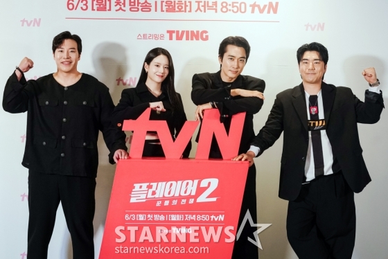 배우 태원석, 장규리, 이시언, 송승헌이 28일 오후 온라인으로 진행된 tvN 드라마 &#039;플레이이어2: 꾼들의 전쟁&#039; 제작발표회에 참석해 포즈를 취하고 있다. 2024. 05.28   사기꾼, 해커, 파이터, 드라이버! 더 강력해진 &#039;꾼&#039;들이 돌아왔다! &#039;가진 놈&#039;들을 시원하게 털어버리는 팀플레이 액션 사기극으로 오는 3일 첫 방송된다. 2024.05.28 &lt;사진=tvN 제공&gt; /사진=임성균