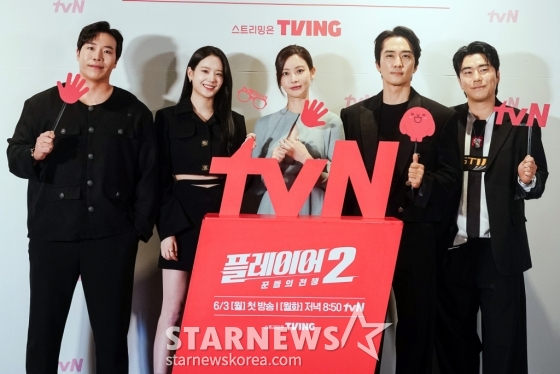 배우 태원석, 장규리, 오연서, 이시언, 송승헌이 28일 오후 온라인으로 진행된 tvN 드라마 &#039;플레이이어2: 꾼들의 전쟁&#039; 제작발표회에 참석해 포즈를 취하고 있다. 2024. 05.28   사기꾼, 해커, 파이터, 드라이버! 더 강력해진 &#039;꾼&#039;들이 돌아왔다! &#039;가진 놈&#039;들을 시원하게 털어버리는 팀플레이 액션 사기극으로 오는 3일 첫 방송된다. 2024.05.28 &lt;사진=tvN 제공&gt; /사진=임성균