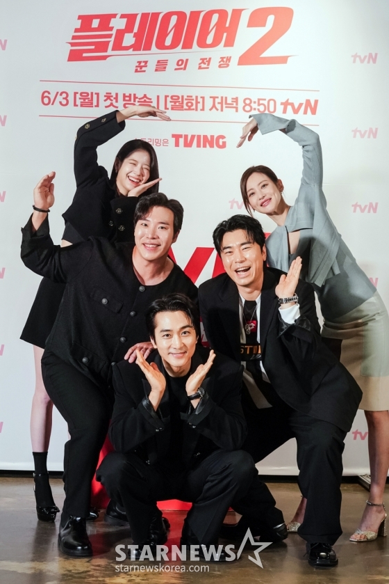 배우 태원석, 장규리, 오연서, 이시언, 송승헌이 28일 오후 온라인으로 진행된 tvN 드라마 &#039;플레이이어2: 꾼들의 전쟁&#039; 제작발표회에 참석해 포즈를 취하고 있다. 2024. 05.28   사기꾼, 해커, 파이터, 드라이버! 더 강력해진 &#039;꾼&#039;들이 돌아왔다! &#039;가진 놈&#039;들을 시원하게 털어버리는 팀플레이 액션 사기극으로 오는 3일 첫 방송된다. 2024.05.28 &lt;사진=tvN 제공&gt; /사진=임성균