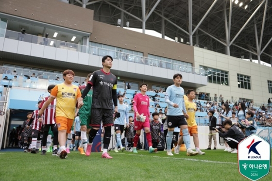 이창근(왼쪽에서 두 번째). /사진=한국프로축구연맹 제공