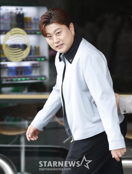 (서울=뉴스1) 권현진 기자 = 가수 김호중이 26일 서울 영등포구 KBS에서 진행된 '사장님 귀는 당나귀 귀' 녹화를 마치고 차로 이동하고 있다. 2024.3.26/뉴스1 Copyright (C) 뉴스1. All rights reserved. 무단 전재 및 재배포, AI학습 이용 금지. /사진=(서울=뉴스1) 권현진 기자