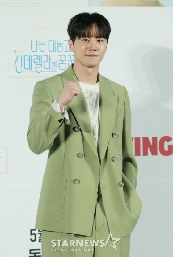 배우 이준영이 29일 오전 서울 CGV용산아이파크몰에서 진행된 티빙 드라마 &#039;나는 대놓고 신데렐라를 꿈꾼다&#039; 제작발표회에 참석해 포즈를 취하고 있다.  현실의 벽에 부딪혀 신데렐라가 되기로 마음먹은 여자가 사랑 따위 믿지 않는 백마 탄 재벌 왕자를 만나 벌어지는 욕망 쟁취 로맨틱 코미디 시리즈 &#039;나는 대놓고 신데렐라를 꿈꾼다&#039;는 오는 31일 첫 방송된다. /2024.05.29 /사진=이동훈