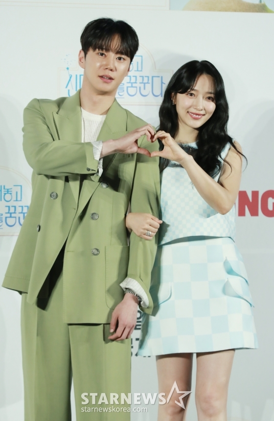 배우 이준영, 표예찐이 29일 오전 서울 CGV용산아이파크몰에서 진행된 티빙 드라마 &#039;나는 대놓고 신데렐라를 꿈꾼다&#039; 제작발표회에 참석해 포즈를 취하고 있다.  현실의 벽에 부딪혀 신데렐라가 되기로 마음먹은 여자가 사랑 따위 믿지 않는 백마 탄 재벌 왕자를 만나 벌어지는 욕망 쟁취 로맨틱 코미디 시리즈 &#039;나는 대놓고 신데렐라를 꿈꾼다&#039;는 오는 31일 첫 방송된다. /2024.05.29 /사진=이동훈