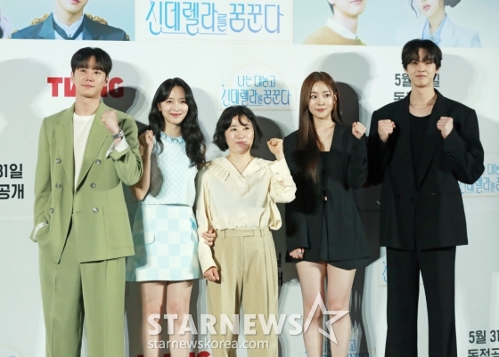 배우 이준영, 표예진, 김민경 감독, 배우 송지우, 김현진이 29일 오전 서울 CGV용산아이파크몰에서 진행된 티빙 드라마 &#039;나는 대놓고 신데렐라를 꿈꾼다&#039; 제작발표회에 참석해 포즈를 취하고 있다.  현실의 벽에 부딪혀 신데렐라가 되기로 마음먹은 여자가 사랑 따위 믿지 않는 백마 탄 재벌 왕자를 만나 벌어지는 욕망 쟁취 로맨틱 코미디 시리즈 &#039;나는 대놓고 신데렐라를 꿈꾼다&#039;는 오는 31일 첫 방송된다. /2024.05.29 /사진=이동훈