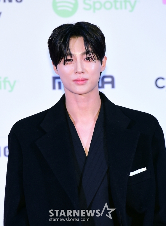 배우 변우석이 29일 오후 일본 도쿄돔에서 열린 &#039;2023 MAMA AWARDS&#039;(마마 어워즈) 레드카펫 행사에 참석해 포즈를 취하고 있다. / 사진제공 = 엠넷 /사진=김창현