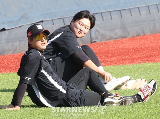 &#039;2024 신한 SOL 뱅크 KBO리그&#039; 두산-KT 전이 29일 서울 잠실야구장에서 열리는 가운데, 전날(28일) 박병호와 일대일 트레이드(삼성-KT)로 KT 유니폼을 입게 된 오재일(오른쪽)이 잠실구장에 합류해 훈련을 하고 있다. /사진=김진경 대기자