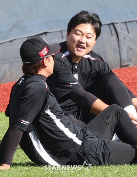 &#039;2024 신한 SOL 뱅크 KBO리그&#039; 두산-KT 전이 29일 서울 잠실야구장에서 열리는 가운데, 전날(28일) 박병호와 일대일 트레이드(삼성-KT)로 KT 유니폼을 입게 된 오재일(오른쪽)이 잠실구장에 합류해 훈련을 하고 있다. /사진=김진경 대기자