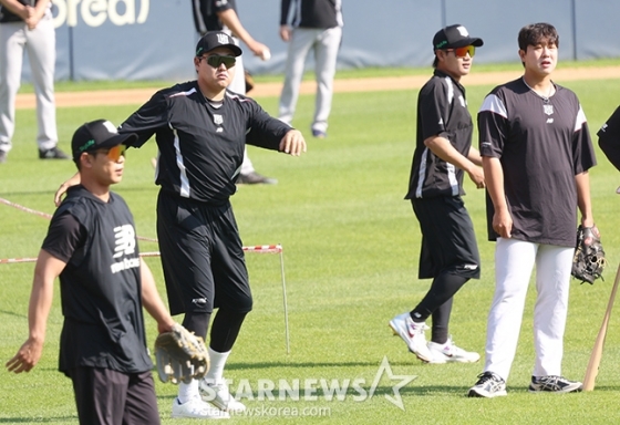 &#039;2024 신한 SOL 뱅크 KBO리그&#039; 두산-KT 전이 29일 서울 잠실야구장에서 열리는 가운데, 전날(28일) 박병호와 일대일 트레이드(삼성-KT)로 KT 유니폼을 입게 된 오재일(왼쪽에서 두 번째)이 잠실구장에 합류해 훈련을 하고 있다. /사진=김진경 대기자