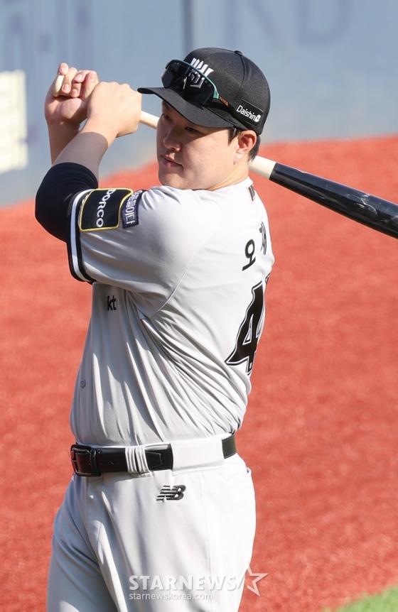 &#039;2024 신한 SOL 뱅크 KBO리그&#039; 두산-KT 전이 29일 서울 잠실야구장에서 열리는 가운데, 박병호와 일대일 트레이드(삼성-KT)로 KT 유니폼을 입게 된 오재일이 훈련을 마친 후 포토 타임에 임하면서 포즈를 취하고 있다. /사진=김진경 대기자