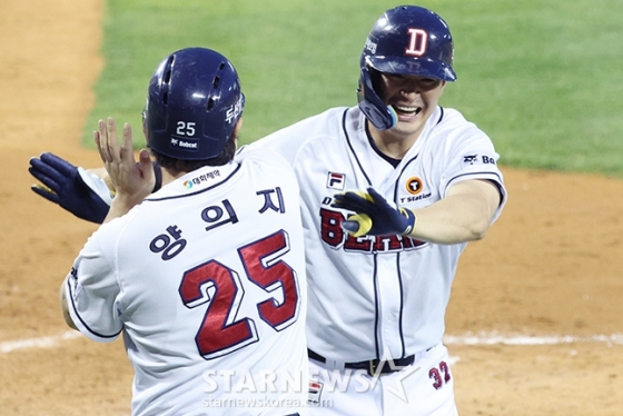 &#039;2024 신한 SOL 뱅크 KBO리그&#039; 두산-KT 전이 29일 서울 잠실야구장에서 열렸다. 두산 김재환이 4회말 2사 1루에서 2점 홈런을 날리고 홈인한 후 양의지의 환영을 받고 있다. /사진=김진경 대기자