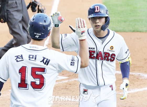 &#039;2024 신한 SOL 뱅크 KBO리그&#039; 두산-KT 전이 29일 서울 잠실야구장에서 열렸다.  두산 이유찬(오른쪽)이 2회말 2사 1루에서 동점 2점 홈런을 날린 후 홈인하고 있다. /사진=김진경 대기자