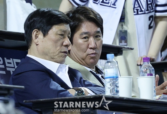 &#039;2024 신한 SOL 뱅크 KBO리그&#039; 두산-KT 전이 29일 서울 잠실야구장에서 열렸다. 허구연(왼쪽) KBO 총재와 조계현 기술위원장이 대화를 나누며 관전하고 있다. /사진=김진경 대기자