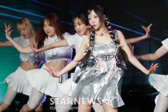 &#039;이달의 소녀&#039; 출신 가수 이브가 29일 오후 서울 강남구 일지아트홀에서 진행된 첫 솔로 EP &#039;루프&#039;(LOOP) 쇼케이스에서 신곡을 선보이고 있다.  이번 앨범에는 동명의 타이틀곡 &#039;루프&#039;(feat. Lil Cherry)를 비롯해 &#039;디오라마&#039;(DIORAMA), &#039;애프터글로우&#039;(Afterglow), &#039;금붕어 (Goldfish)&#039; 등 4곡이 수록됐다. /2024.05.29 /사진=이동훈