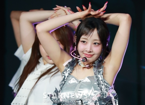 &#039;이달의 소녀&#039; 출신 가수 이브가 29일 오후 서울 강남구 일지아트홀에서 진행된 첫 솔로 EP &#039;루프&#039;(LOOP) 쇼케이스에서 신곡을 선보이고 있다.  이번 앨범에는 동명의 타이틀곡 &#039;루프&#039;(feat. Lil Cherry)를 비롯해 &#039;디오라마&#039;(DIORAMA), &#039;애프터글로우&#039;(Afterglow), &#039;금붕어 (Goldfish)&#039; 등 4곡이 수록됐다. /2024.05.29 /사진=이동훈