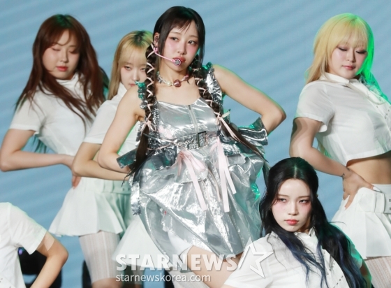 &#039;이달의 소녀&#039; 출신 가수 이브가 29일 오후 서울 강남구 일지아트홀에서 진행된 첫 솔로 EP &#039;루프&#039;(LOOP) 쇼케이스에서 신곡을 선보이고 있다.  이번 앨범에는 동명의 타이틀곡 &#039;루프&#039;(feat. Lil Cherry)를 비롯해 &#039;디오라마&#039;(DIORAMA), &#039;애프터글로우&#039;(Afterglow), &#039;금붕어 (Goldfish)&#039; 등 4곡이 수록됐다. /2024.05.29 /사진=이동훈