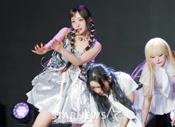 &#039;이달의 소녀&#039; 출신 가수 이브가 29일 오후 서울 강남구 일지아트홀에서 진행된 첫 솔로 EP &#039;루프&#039;(LOOP) 쇼케이스에서 신곡을 선보이고 있다.  이번 앨범에는 동명의 타이틀곡 &#039;루프&#039;(feat. Lil Cherry)를 비롯해 &#039;디오라마&#039;(DIORAMA), &#039;애프터글로우&#039;(Afterglow), &#039;금붕어 (Goldfish)&#039; 등 4곡이 수록됐다. /2024.05.29 /사진=이동훈