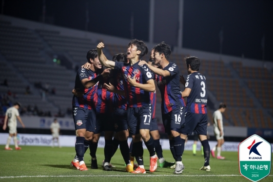 선제골 넣고 환호하는 강상윤(77번). /사진=한국프로축구연맹 제공