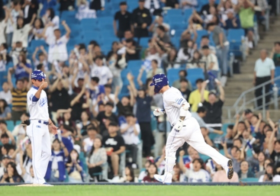 박병호가 4회말 홈런을 날린 뒤 열광하는 팬들 앞에서 베이스를 돌고 있다. /사진=삼성 라이온즈 제공