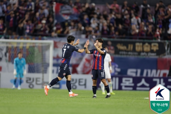 골 세리머니하는 정승원(왼쪽)과 이승우. /사진=한국프로축구연맹 제공