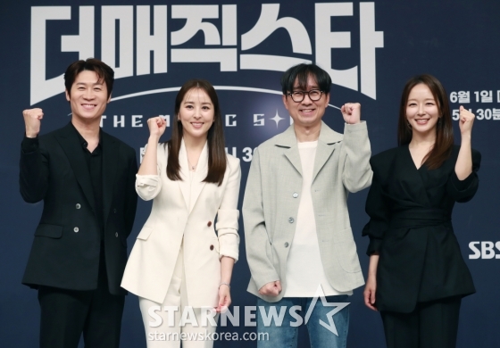 진선규, 한혜진, 장항준 감독, 박선영이 30일 오후 서울 양천구 목동 SBS에서 진행된 새 예능 &#039;더 매직스타&#039; 제작발표회에 참석해 포즈를 취하고 있다. 국내 최초 글로벌 마술 오디션 &#039;더 매직스타&#039;는 6월 1일 첫 방송된다. /2024.05.30 /사진=이동훈