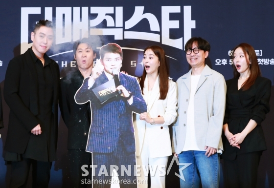 이은결, 진선규, 한혜진, 장항준 감독, 박선영이 30일 오후 서울 양천구 목동 SBS에서 진행된 새 예능 &#039;더 매직스타&#039; 제작발표회에 참석해 포즈를 취하고 있다. 국내 최초 글로벌 마술 오디션 &#039;더 매직스타&#039;는 6월 1일 첫 방송된다. /2024.05.30 /사진=이동훈