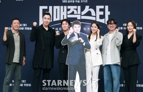 박성훈 CP, 이은결, 진선규, 한혜진, 장항준 감독, 박선영이 30일 오후 서울 양천구 목동 SBS에서 진행된 새 예능 &#039;더 매직스타&#039; 제작발표회에 참석해 포즈를 취하고 있다. 국내 최초 글로벌 마술 오디션 &#039;더 매직스타&#039;는 6월 1일 첫 방송된다. /2024.05.30 /사진=이동훈